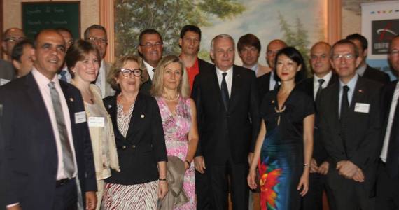 In Seoul, Mr. Jean-Marc Ayrault (Prime Minister) is surrounded by Mrs. Valérie Chevreul (General Director of Lemer Pax), Mrs. Fioraso (Minister of Higher Education and Research) and Madame Fleur Pellerin (Minister Delegate for SMEs, Innovation and digital economy)