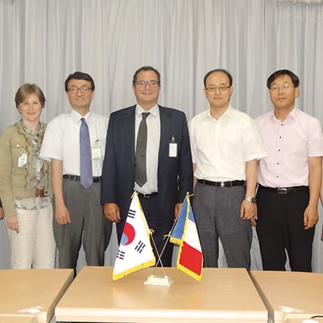 A Séoul, Valérie Chevreul et Pierre-Marie Lemer entourés des équipes dirigeantes de Shinhwa et de Kaeri