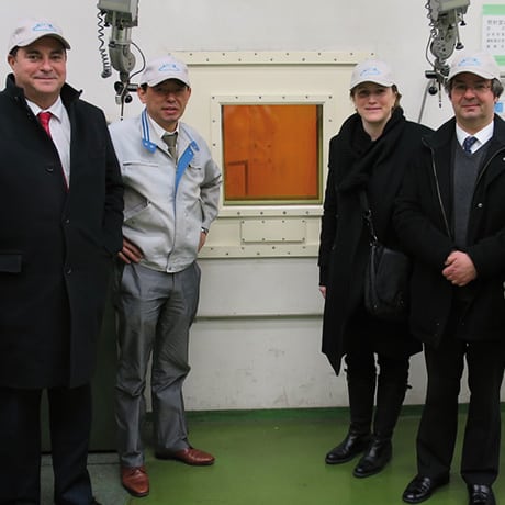 L'équipe Atox entoure Pierre-Marie Lemer, Valérie Chevreul et Frédéric Laurent (bureau de représentation du CIC au Japon)