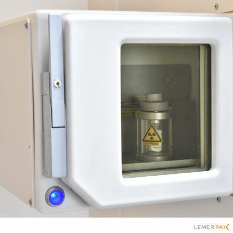 Easypharma compact shielded hotcell in airlock chamber